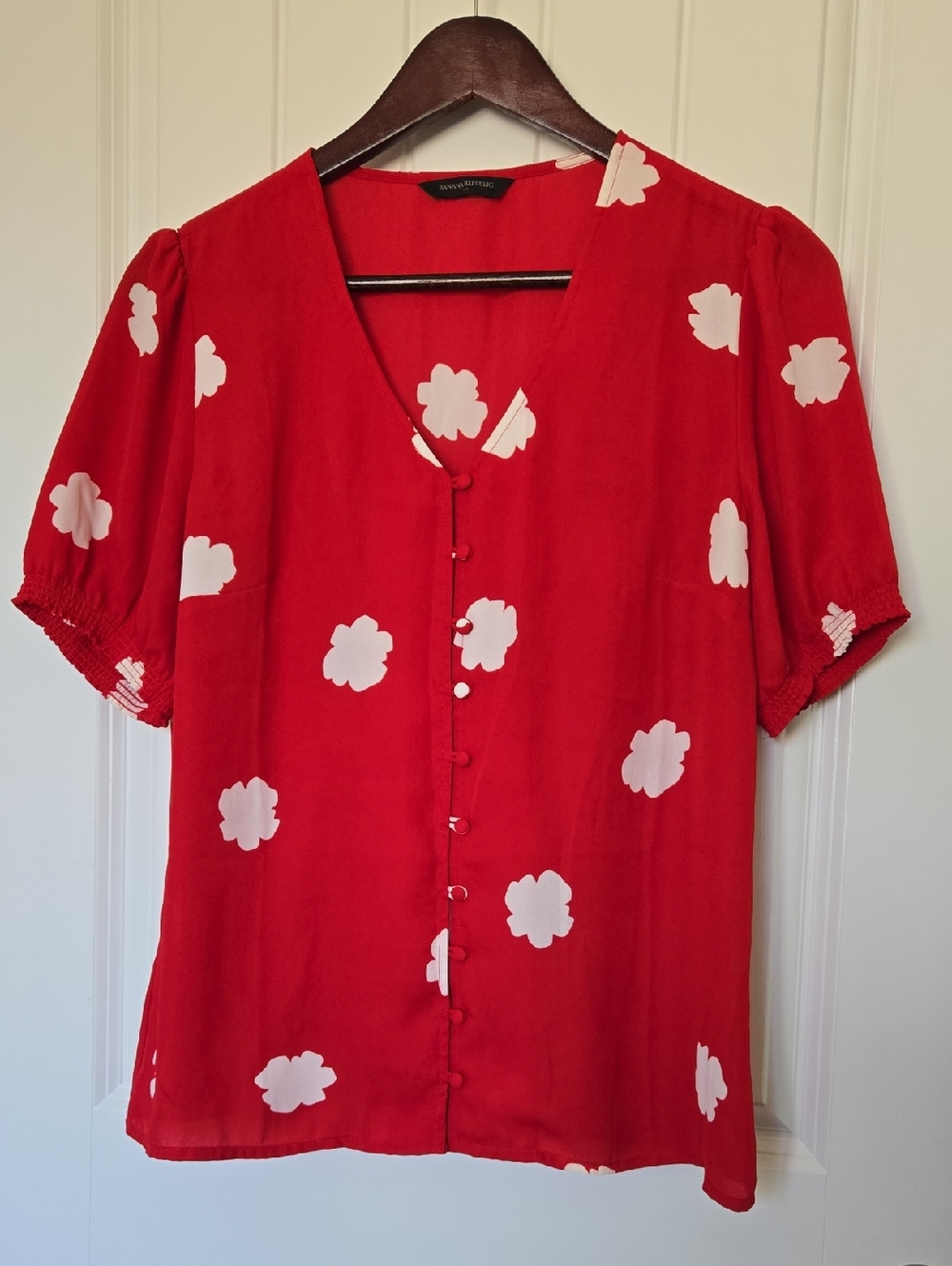 Banana Republic Red Floral V-Neck Button Blouse (sz M)
